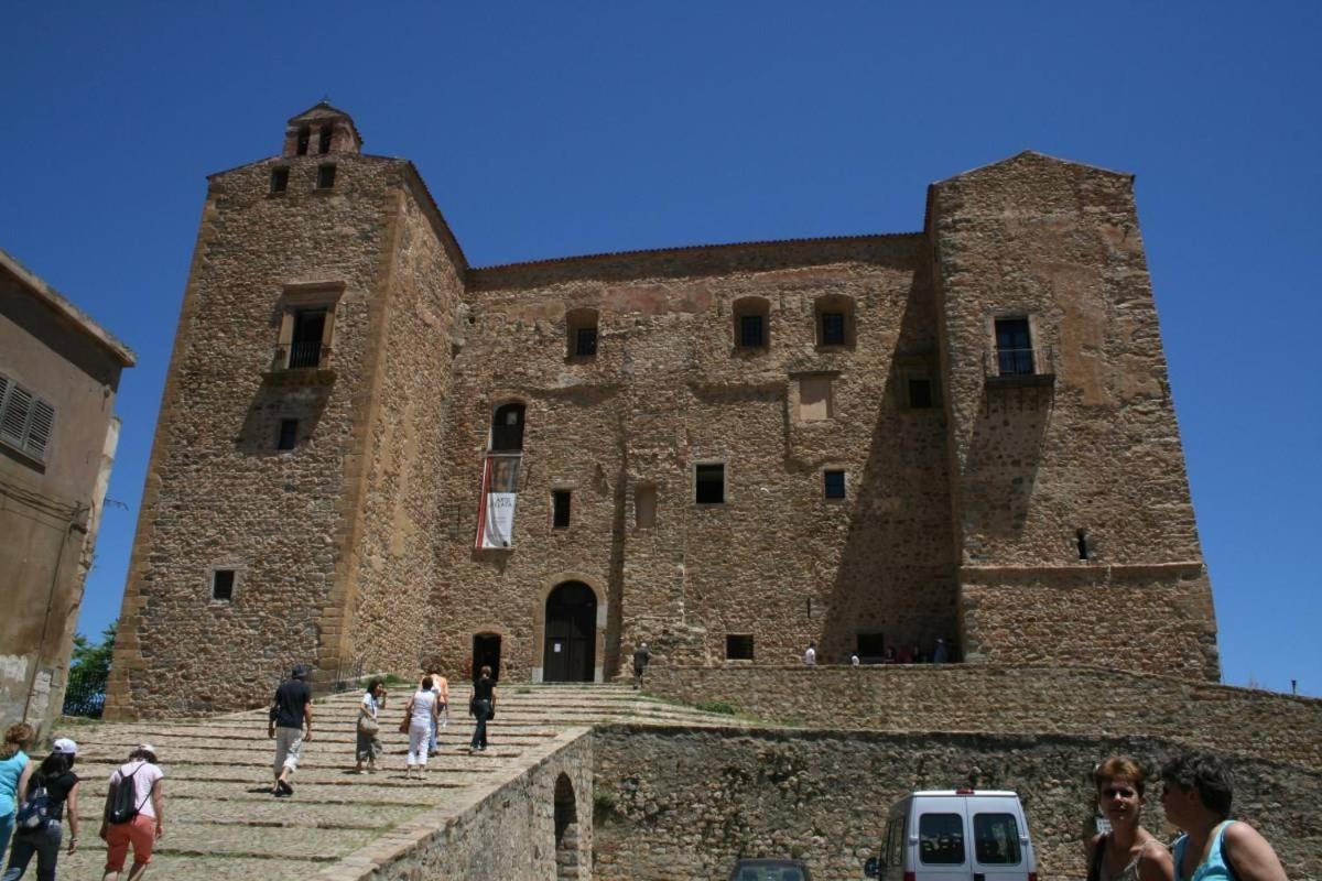 Donjon Suite Centro Storico Castelbuono  Eksteriør billede
